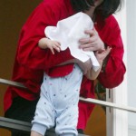 Michael Jackson con bebé en balcón